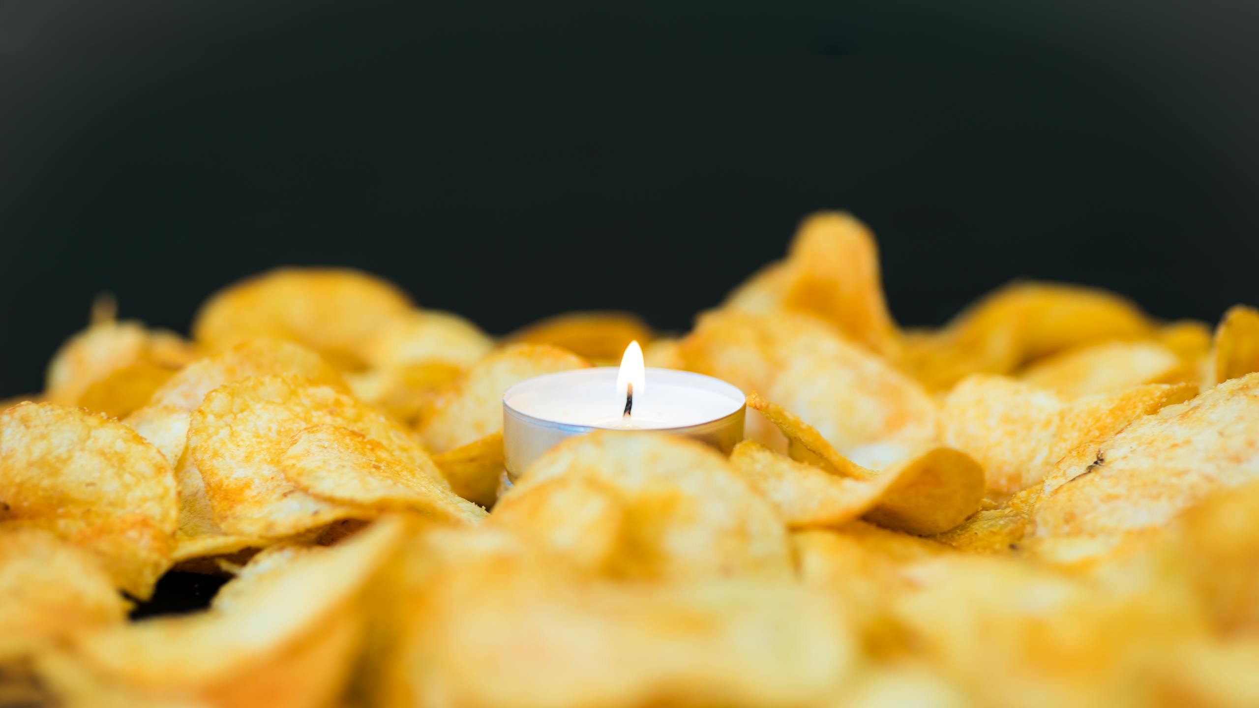 Doof een kaars met een zak chips 13